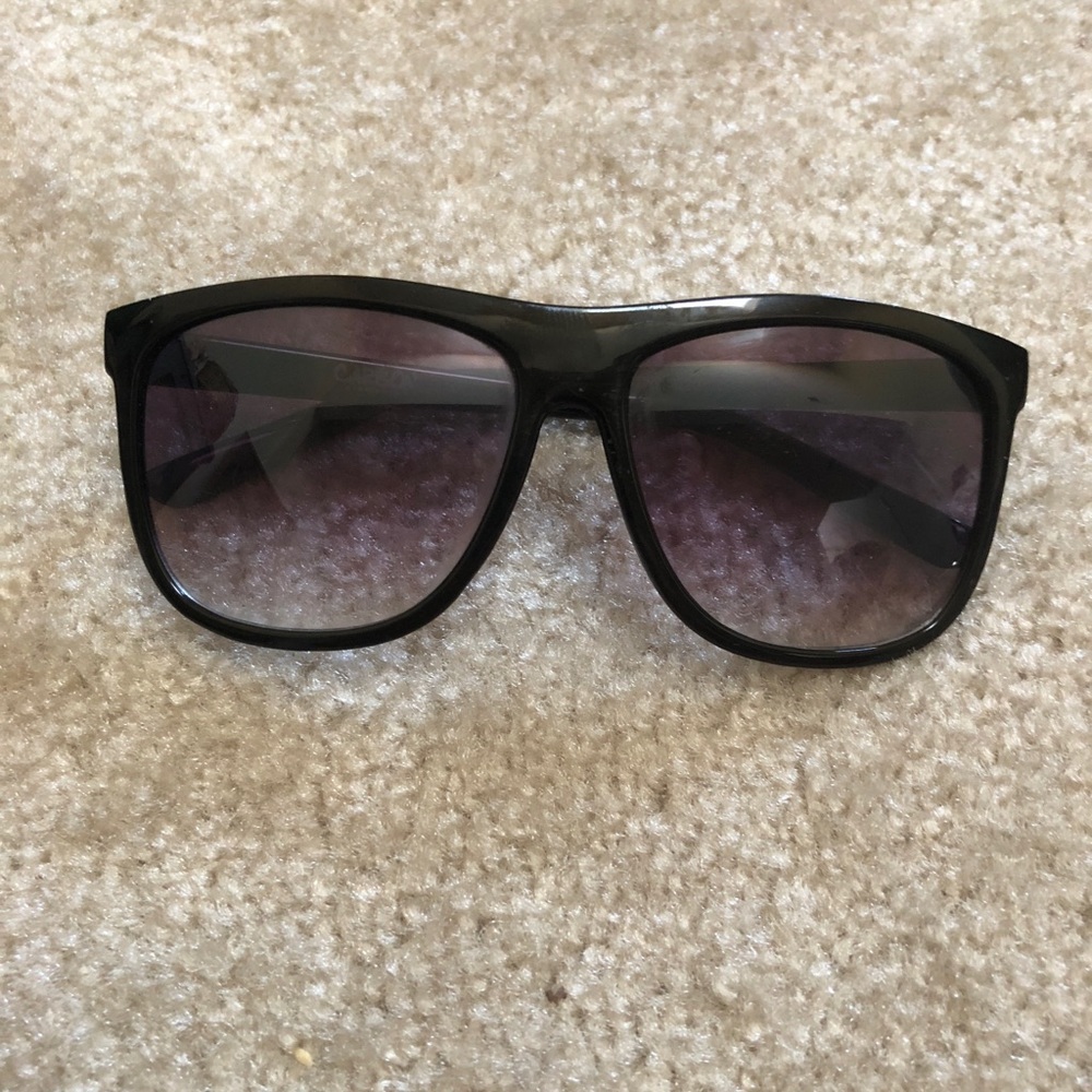Women’s classic sunglasses